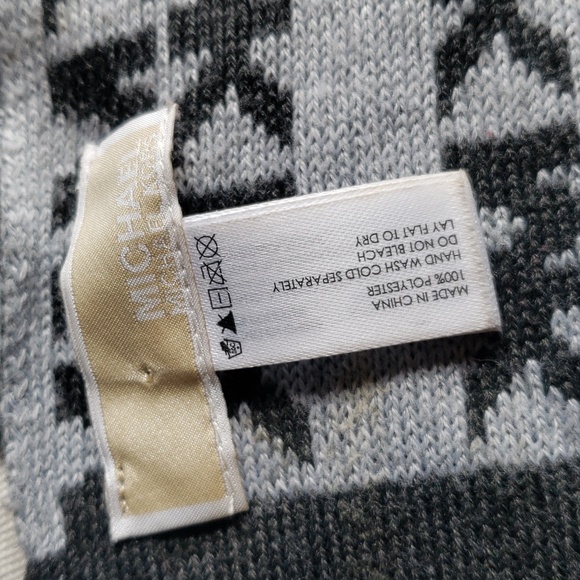 Michael Kors Signature Gray Scarf - Picture 5 of 7